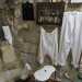 Dietro questo modello si trova l'angolo degli accessori da bagno. Si nota una piccola vasca bianca dell'era vittoriana, in cui le dame si sedevano lasciando i piedi fuori e facendosi lavare dalle serve